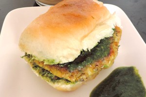 Mixed Pulses Vadapav